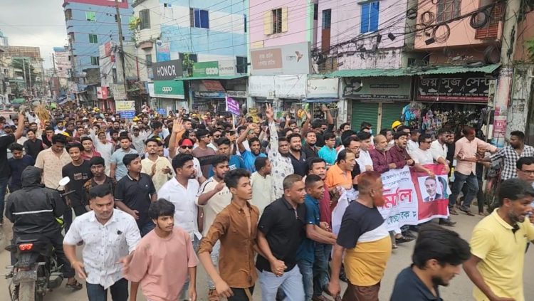 আইনশৃঙ্খলা অবনতি ও ষড়যন্ত্রের প্রতিবাদে ব্রাহ্মণবাড়িয়ায় স্বেচ্ছাসেবক দলের বিক্ষোভ