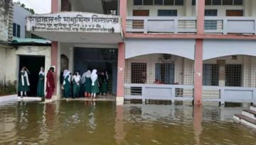 আল্লারদর্গা মাধ্যমিক বিদ্যালয়ে জলাবদ্ধতা: শিক্ষার্থীদের চরম দুর্ভোগ