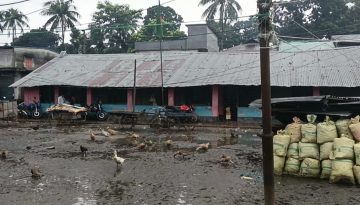 বরিশালে স্বাস্থ্যঝুঁকিতে প্রাথমিক স্কুলের কোমলমতি শিক্ষার্থীরা!