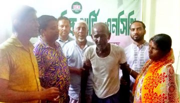 নিখোঁজ বৃদ্ধকে মেয়ের হাতে তুলে দিলেন এনসিপি নেতৃবৃন্দ