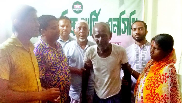 নিখোঁজ বৃদ্ধকে মেয়ের হাতে তুলে দিলেন এনসিপি নেতৃবৃন্দ