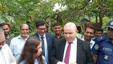 ঝালকাঠিতে ভাসমান পেয়ারারন হাট পরিদর্শন করেন আলজেরিয়ার রাষ্ট্রদূত