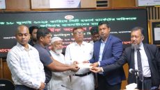 নারায়ণগঞ্জে অগ্নিকাণ্ডে ক্ষতিগ্রস্থ ব্যবসায়ীদের পাশে দাঁড়ালেন জেলা প্রশাসক