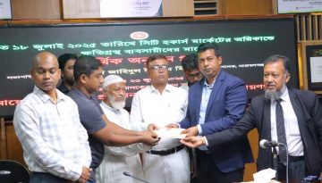 নারায়ণগঞ্জে অগ্নিকাণ্ডে ক্ষতিগ্রস্থ ব্যবসায়ীদের পাশে দাঁড়ালেন জেলা প্রশাসক