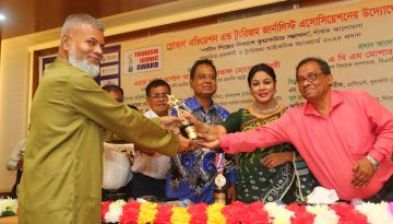 ট্যুরিজম আইকন স্মারক সম্মাননা পেলেন মঞ্জুর হোসেন ঈসা