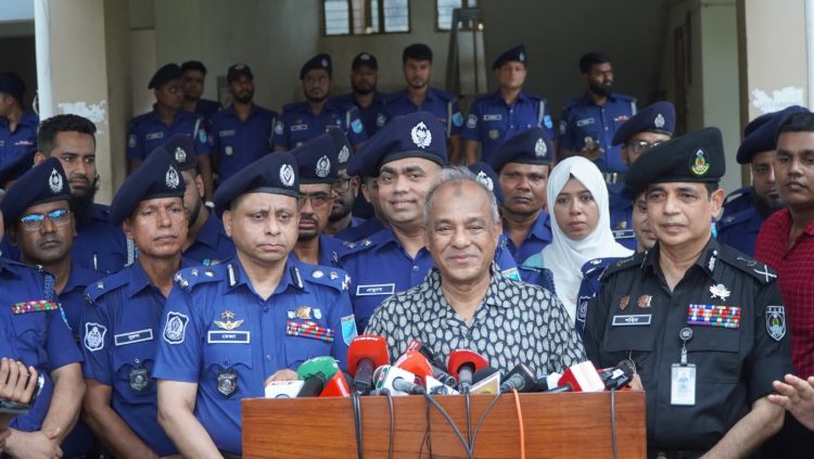 স্বরাষ্ট্র উপদেষ্টার নারায়ণগঞ্জ জেলা পুলিশ লাইন্স পরিদর্শন