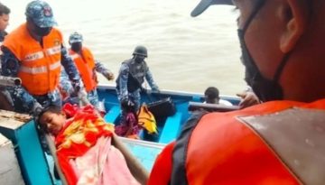 যাত্রীবাহী লঞ্চে গুরুতর অসুস্থ কিশোরকে চিকিৎসা সহায়তা দিয়ে হাসপাতালে পৌঁছে দিল কোস্ট গার্ড