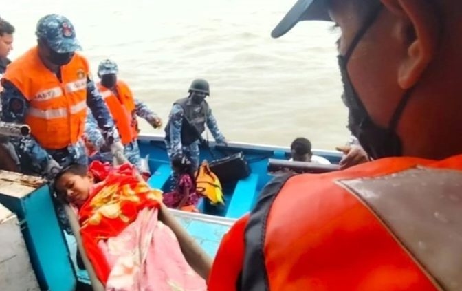 যাত্রীবাহী লঞ্চে গুরুতর অসুস্থ কিশোরকে চিকিৎসা সহায়তা দিয়ে হাসপাতালে পৌঁছে দিল কোস্ট গার্ড