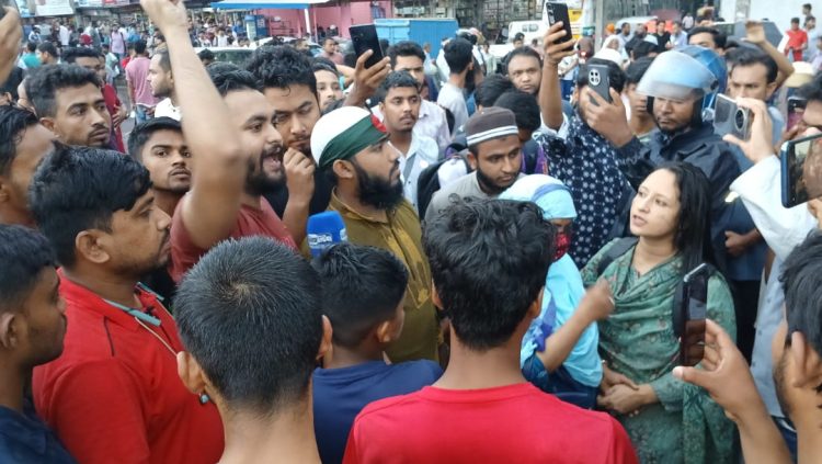 উত্তরায় ছাত্র-জনতার ব্লকেড কর্মসূচি: হাসনাত-সার্জিসের গাড়ি বহরে হামলার প্রতিবাদে বিক্ষোভ