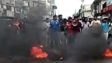 গোপালগঞ্জে এনসিপি নেতাদের ওপর হামলার প্রতিবাদে নওগাঁয় টায়ার জ্বালিয়ে বিক্ষোভ