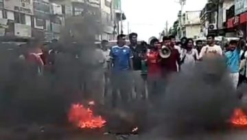 গোপালগঞ্জে এনসিপি নেতাদের ওপর হামলার প্রতিবাদে নওগাঁয় টায়ার জ্বালিয়ে বিক্ষোভ