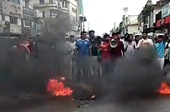 গোপালগঞ্জে এনসিপি নেতাদের ওপর হামলার প্রতিবাদে নওগাঁয় টায়ার জ্বালিয়ে বিক্ষোভ