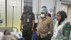 সিএমএইচ-এ দগ্ধ ও আহতদের খোঁজখবর নিলেন উপদেষ্টা ড. সাখাওয়াত