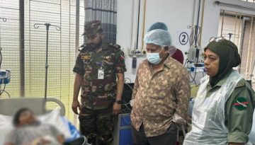 সিএমএইচ-এ দগ্ধ ও আহতদের খোঁজখবর নিলেন উপদেষ্টা ড. সাখাওয়াত