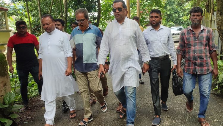 শহীদ জিয়ার অবদান স্মরণে প্রতিবন্ধী যুবতীর পাশে নাসিরউদ্দিন শাহীন