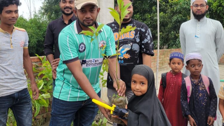 নওগাঁয় বৃক্ষরোপণ ও চারা বিতরণ কর্মসূচি সম্পন্ন
