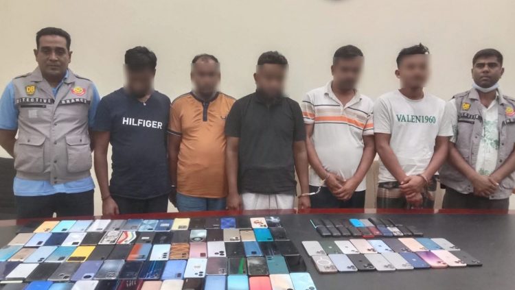 ডেমরায় ডিবি-ওয়ারীর অভিযানে ১২৩ চোরাই মোবাইল উদ্ধার, গ্রেফতার ৫