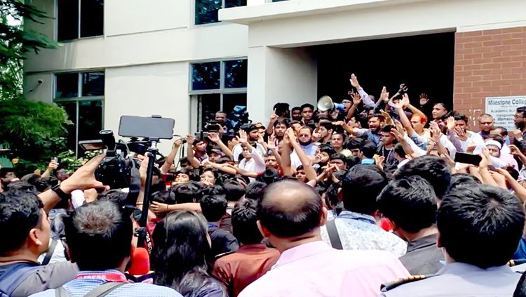 লাশ নিয়ে রাজনীতি চলবে না-উপদেষ্টাদের অবরুদ্ধ করে শিক্ষার্থীদের বিক্ষোভ