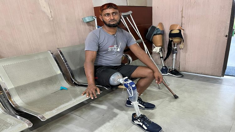 জুলাইয়ের গুলিতে পঙ্গু শফিকুল, জীবিকার আশায় একটি অটোরিকশা চান