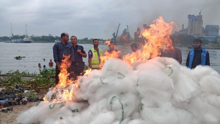 নৌ পুলিশের সপ্তাহব্যাপী অভিযানে বিপুল পরিমাণ অবৈধ জাল, মাছ, রেনু জব্দ; গ্রেপ্তার ৩৩৭ জন
