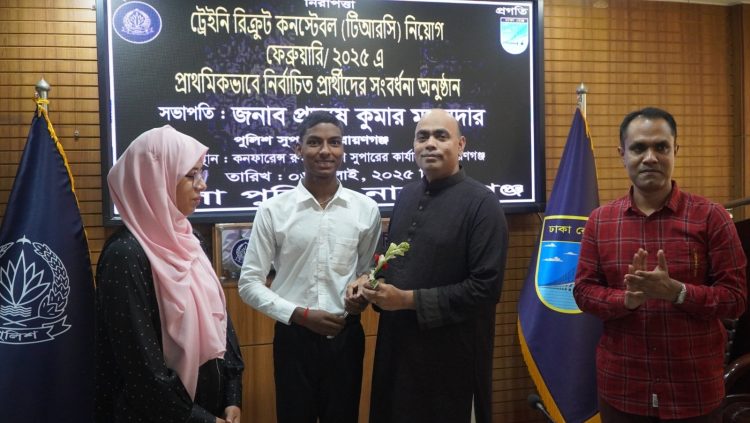 নারায়ণগঞ্জে টিআরসি পদে নির্বাচিতদের সংবর্ধনা দিলেন পুলিশ সুপার