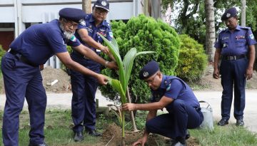 চুয়াডাঙ্গা পুলিশ লাইন্সে পরিবেশবান্ধব উদ্যোগ: গাছের চারা রোপণ করলেন পুলিশ সুপার