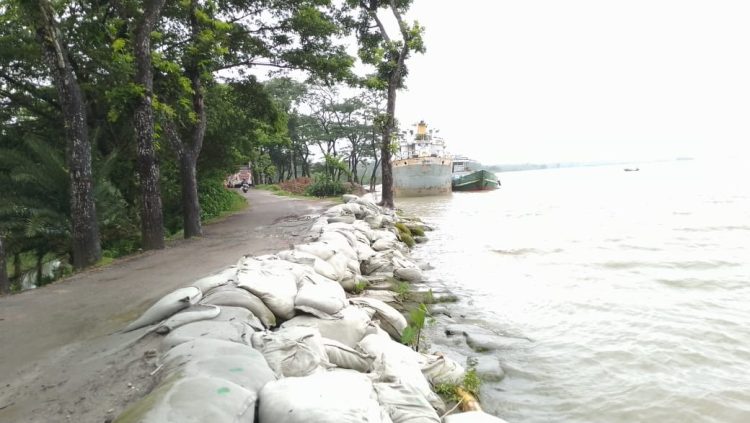 গলাচিপায় টেকসই বেড়িবাঁধের অভাবে বন্ধ আন্তঃজেলা যোগাযোগ: জনজীবন চরম ঝুঁকিতে