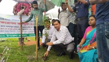 ঝালকাঠিতে সড়কের পাশে গাছের চারা রোপণ করলেন জেলা প্রশাসক