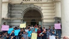 জবিতে দুই শিক্ষকের ওপর ছাত্রদলের হামলার প্রতিবাদে বিক্ষোভ