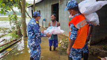 পরশুরামে বন্যার্তদের পাশে কোস্ট গার্ড