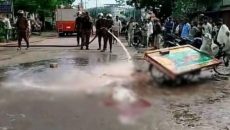 পাবনায় ট্রাকের ধাক্কায় মাথা বিচ্ছিন্ন ভ্যানচালকের