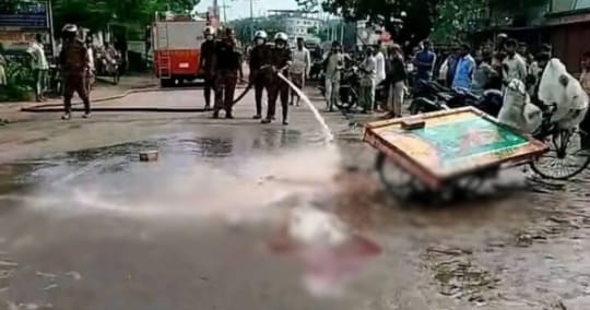 পাবনায় ট্রাকের ধাক্কায় মাথা বিচ্ছিন্ন ভ্যানচালকের