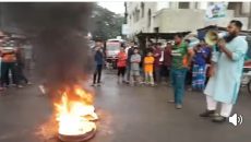 ঝালকাঠিতে গোপালগঞ্জে হামলার প্রতিবাদে বৈষম্যবিরোধী ছাত্র আন্দোলনের সড়ক অবরোধ