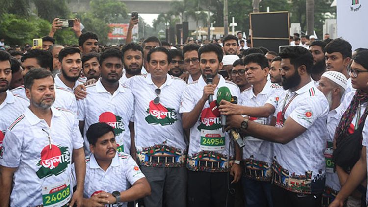 জুলাই গণ-অভ্যুত্থানের বর্ষপূর্তি: ম্যারাথনে দৌড়ালেন উপদেষ্টা আসিফ মাহমুদ