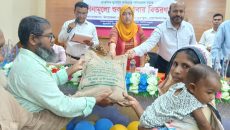 মুকসুদপুরে প্রাকৃতিক দুর্যোগে ক্ষতিগ্রস্তদের মাঝে শুকনা খাবার বিতরণ
