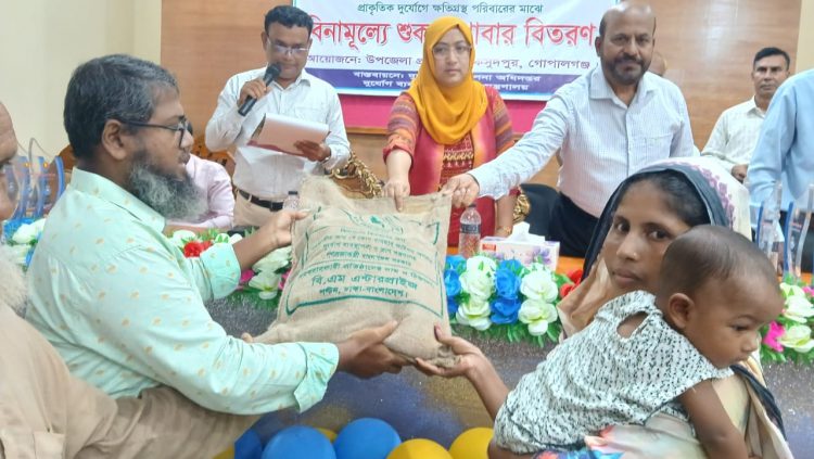 মুকসুদপুরে প্রাকৃতিক দুর্যোগে ক্ষতিগ্রস্তদের মাঝে শুকনা খাবার বিতরণ