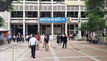 আদালতের কাঠগড়ায় গলায় ব্লেড চালিয়ে আত্মহত্যার চেষ্টা আসামির