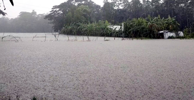 নদীর পানি কমছে না, ভারী বৃষ্টির আশঙ্কা আরও একদিন