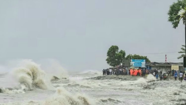 মৌসুমি বৃষ্টিতে জনজীবন বিপর্যস্ত: ভোলা-লক্ষ্মীপুরসহ ৮টি নৌরুটে লঞ্চ চলাচল বন্ধ