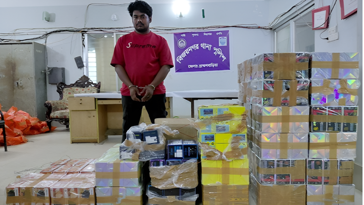 ব্রাহ্মণবাড়িয়ায় ১১ হাজার ৬০০ পিস মোবাইলের ডিসপ্লেসহ যুবক আটক