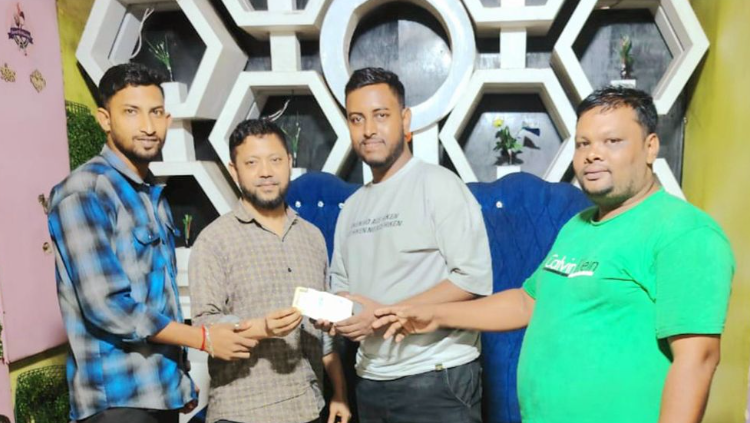 কুড়িয়ে পাওয়া টাকা মালিককে ফেরত দিয়ে দৃষ্টান্ত স্থাপন করলেন জাফর