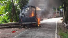 গোপালগঞ্জে পুলিশের গাড়িতে হামলা-আগুন-ভাঙচুর