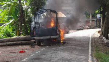গোপালগঞ্জে পুলিশের গাড়িতে হামলা-আগুন-ভাঙচুর