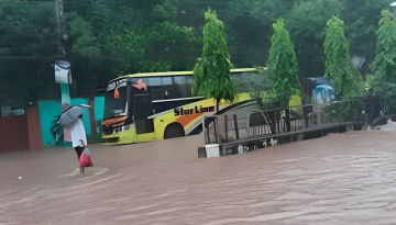 টানা বর্ষণে ডুবেছে ফেনী শহর, ভেঙেছে মুহুরীর বাঁধ