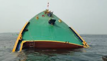 মেঘনা নদীতে ডুবে গেল ৬টি বাল্কহেড, ১৩ জন উদ্ধার