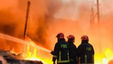 টিকাটুলিতে কেমিক্যাল গোডাউনে লাগা আগুন ২ ঘন্টা পর নিয়ন্ত্রণে