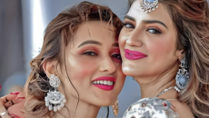 দূরত্ব কমিয়ে পূজায় আবার একসঙ্গে নুসরাত-মিমি