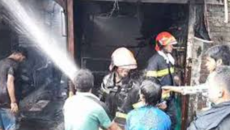 নারায়ণগঞ্জে হকার্স মার্কেটে আগুন, পুড়ে গেছে ৩০ দোকান