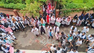 সলিমুল্লাহ মেডিকেল কলেজে ক্লাস বর্জন, নিরাপত্তা দাবিতে ইন্টার্নদের কর্মবিরতি