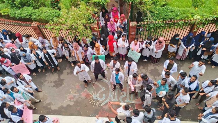 সলিমুল্লাহ মেডিকেল কলেজে ক্লাস বর্জন, নিরাপত্তা দাবিতে ইন্টার্নদের কর্মবিরতি